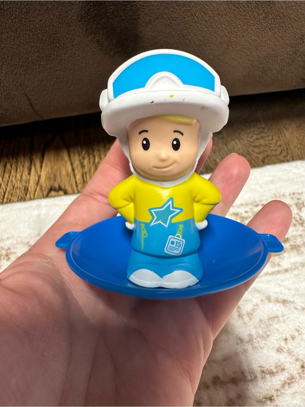 Fisher Proce Little People Yellow Snowboarder with Blue Saucer 2019 winter snow